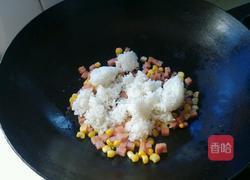 菠萝火腿玉米粒炒饭的做法图解3