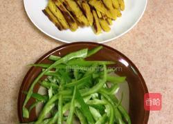 青椒炒玉米饼的做法图解2