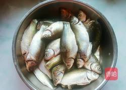 酥炸鲫鱼的做法图解1