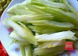 蚝油西芹的做法图解1