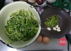 香芹炒鸡蛋的做法图解1