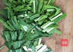 蒜苗抄鹅蛋的做法图解2