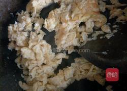 蒜苗抄鹅蛋的做法图解4