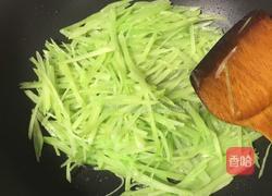 莴笋丝炒韭菜的做法图解3