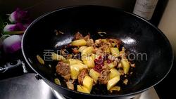 鸡块红烧土豆的做法 MjUwX2MxXzA