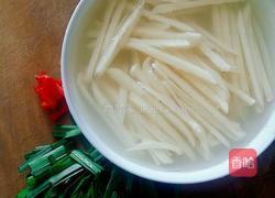 韭菜炒莲菜的做法图解2
