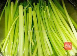 馄饨馅之芹菜鲜肉的做法图解2