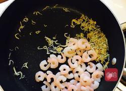 银鱼虾仁炒饭的做法图解2