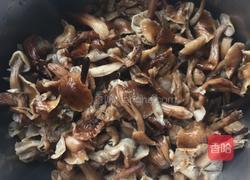 榛蘑尖椒肉丝的做法图解1