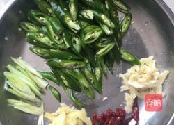 榛蘑尖椒肉丝的做法图解3