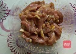 蒜心炒瘦肉的做法图解3