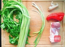 芹菜炒肉的做法图解1