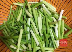 蒜苔炒腊肉的做法图解1