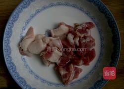韭菜花抄肉的做法图解1