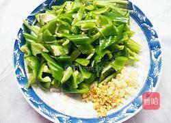 青椒炒鸡蛋的做法图解1