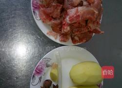 土豆炖排骨的做法图解1
