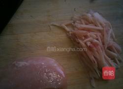 鸡丝蒜黄面的做法图解1