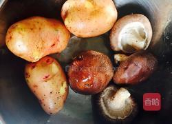 香菇焖土豆的做法图解1