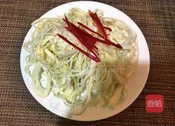 蚝油包菜丝的做法图解1