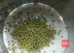 绿豆玉米粥的做法图解1