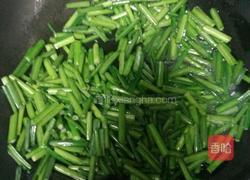 鸡蛋炒韭菜苔的做法图解2