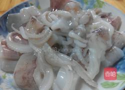 苦瓜炒鱿鱼的做法图解1