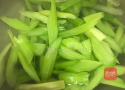 芹菜炒肉的做法图解1
