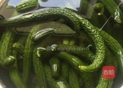 油黄瓜的做法图解1