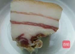 土豆烧腊肉的做法图解1
