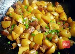 土豆烧腊肉的做法图解6