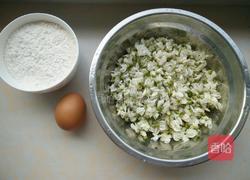 槐花饼的做法图解1