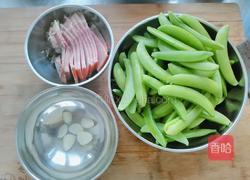 甜豆炒腊肉的做法图解1