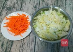 圆白菜炒肉的做法图解2