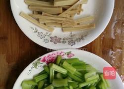 芹菜炒豆干的做法图解1