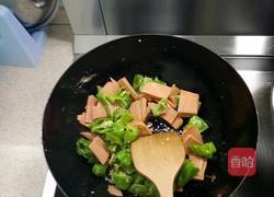 火腿肠青椒鸡蛋的做法图解6