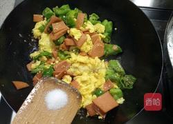 火腿肠青椒鸡蛋的做法图解9