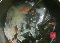 猪骨头煲玉米红萝卜海带的做法图解4