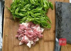 芹菜青椒炒肉丝的做法图解1