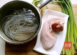红烧肉焖蒜薹的做法图解1