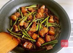 红烧肉焖蒜薹的做法图解18