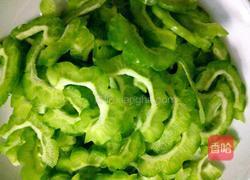 苦瓜炒鸡蛋的做法图解1