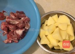 土豆烧排骨的做法图解1