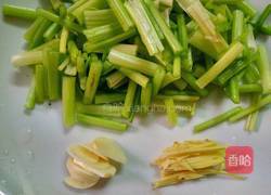 香芹炒猪耳朵的做法图解2