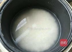 电饭煲西红柿腊肠饭的做法图解1