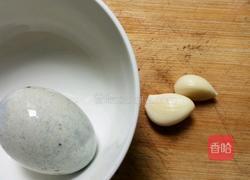 香辣蒜皮蛋的做法图解1