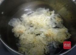 银耳莲子红枣羹的做法图解2