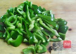 青椒炒肉的做法图解1