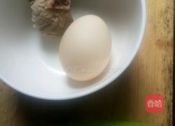 鸡蛋黄瓜肉汤的做法图解1