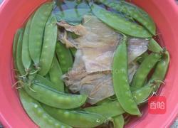 干鱿鱼炒荷兰豆的做法图解1