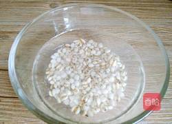 薏仁米花生粥的做法图解2